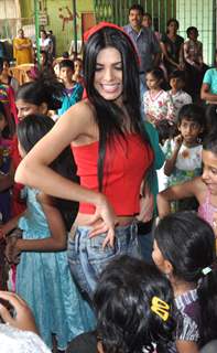 First Indian Playboy Cover Girl Sherlyn Chopra turns Santa for street kids of NGO 'The Ray of Hope'  Mumbai.