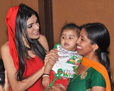 First Indian Playboy Cover Girl Sherlyn Chopra turns Santa for street kids of NGO 'The Ray of Hope'  Mumbai.