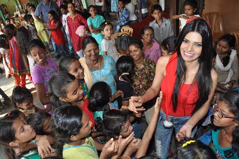 First Indian Playboy Cover Girl Sherlyn Chopra turns Santa for street kids of NGO 'The Ray of Hope'  Mumbai.