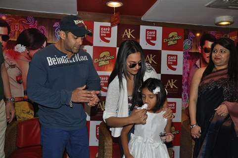 Salman Khan and Sonakshi Sinha at CCD ties-up with Dabangg2 to organise a meet-n-greet session