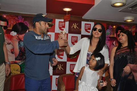 Salman Khan and Sonakshi Sinha at CCD ties-up with Dabangg2 to organise a meet-n-greet session