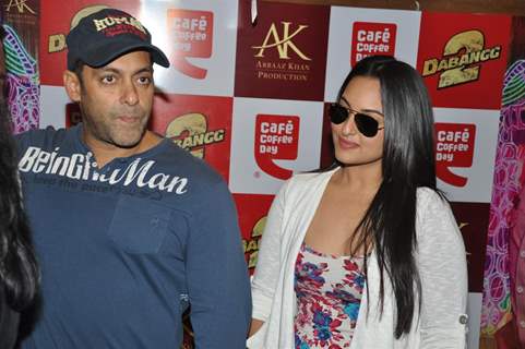 Salman Khan and Sonakshi Sinha at CCD ties-up with Dabangg2 to organise a meet-n-greet session