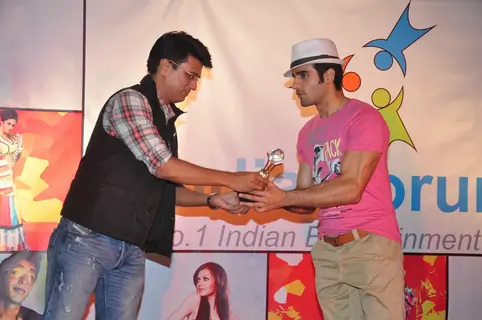 Karan Tacker receives trophy from Sudhir Sharma at the celebration of India Forums 9th Anniversary