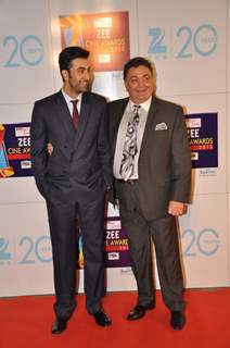 Ranbir Kapoor with father Rishi Kapoor at Zee Cine Awards 2013