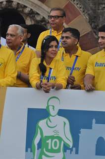 Bollywood Actors runing in 10th.anniversary Standard Charted Mumbai Marathon 2013