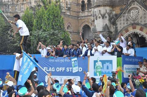 Bollywood Actors runing in 10th.anniversary Standard Charted Mumbai Marathon 2013