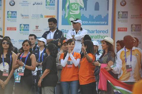 Bollywood Actors runing in 10th.anniversary Standard Charted Mumbai Marathon 2013