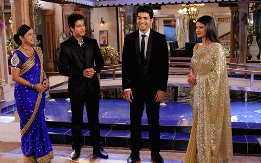 Gurmeet, Kratika, Dishank and Samragyi on sets of Punar Vivah