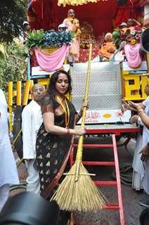 Hema Malini & Govinda at the inauguration of Jagannath Yatra celebrations