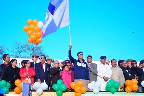 Akshay Kumar flags off Ambuja Jaipur Marathon