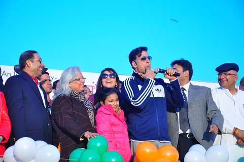 Akshay Kumar flags off Ambuja Jaipur Marathon