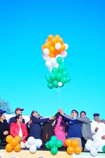 Akshay Kumar flags off Ambuja Jaipur Marathon