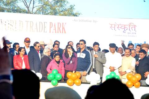 Akshay Kumar flags off Ambuja Jaipur Marathon