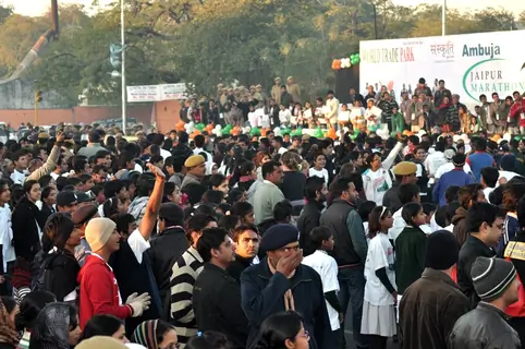 Akshay Kumar flags off Ambuja Jaipur Marathon
