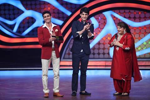 Saroj Khan along with Karan Wahi and Gautam Rode on Nach Baliye 5