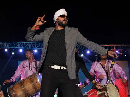 Ramji Gulati and Yo Yo Honey Singh Mashup Performance sets the Stage on Fire