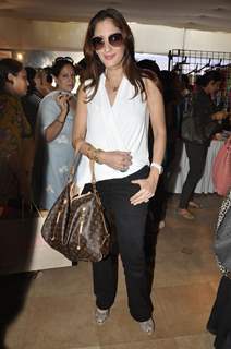 Celebs at Charity Exhibition ’Aariash’ to ‘Save The Children’ Foundation