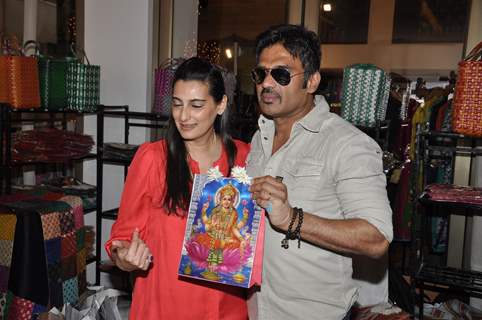 Celebs at Charity Exhibition ’Aariash’ to ‘Save The Children’ Foundation