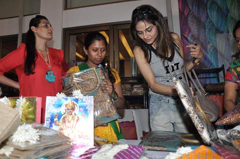 Celebs at Charity Exhibition ’Aariash’ to ‘Save The Children’ Foundation