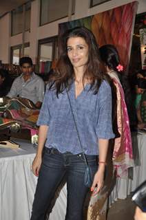 Celebs at Charity Exhibition ’Aariash’ to ‘Save The Children’ Foundation