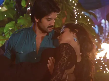 Prithvi holds Meera in Junoon - Aisi Nafrat, toh Kaisa Ishq