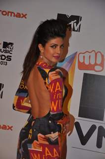 Priyanka, Anushka and Rahman at MTV Video Music awards