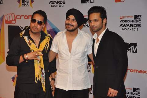 Priyanka, Anushka and Rahman at MTV Video Music awards