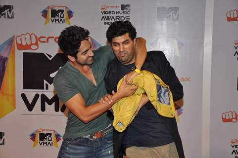 Priyanka, Anushka and Rahman at MTV Video Music awards