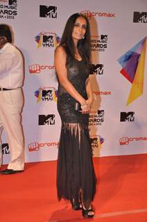 Priyanka, Anushka and Rahman at MTV Video Music awards