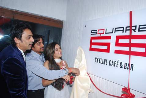 Anuj Saxena unviling the logo of new cafe lounge Square 69 on Saturday