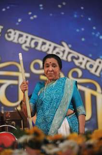 Asha Bhonsle at Pandit Dinanath Mangeshkar Awards ceremony