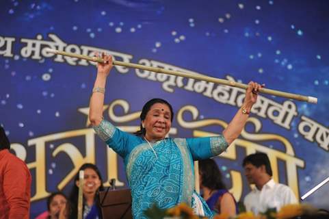 Asha Bhonsle at Pandit Dinanath Mangeshkar Awards ceremony