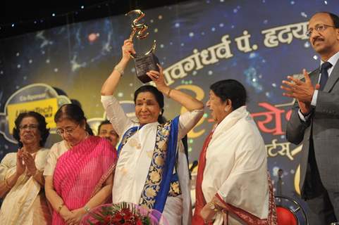 Usha Mangeshkar, Asha Bhonsle and Lata Mangeshkar at Pandit Dinanath Mangeshkar Awards ceremony