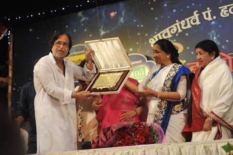 Hridaynath Mangeshkar, Asha Bhonsle & Lata Mangeshkar at Pandit Dinanath Mangeshkar Awards ceremony