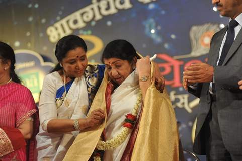 Asha Bhonsle with Lata Mangeshkar at Pandit Dinanath Mangeshkar Awards ceremony