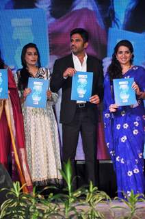 Suniel Shetty with wife Mana Shetty and Shaina NC at Standard Chartered Charity Awards Night 2013