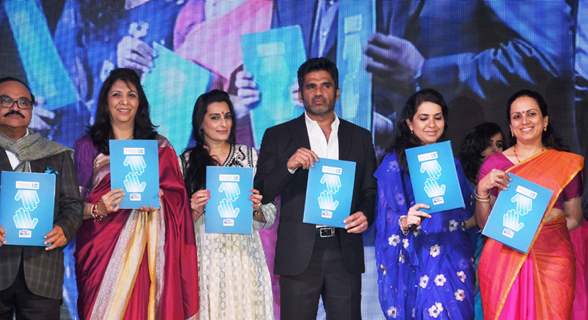 Suniel Shetty, Mana Shetty, Shaina NC at Standard Chartered Charity Awards Night 2013