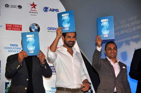 John Abraham, Rahul Bose at Standard Chartered Charity Awards Night 2013