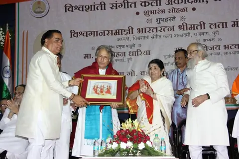 Bharat Ratna Lata Mangeshkar inaugurates the Vishwashanti Sangeet Kala Academy