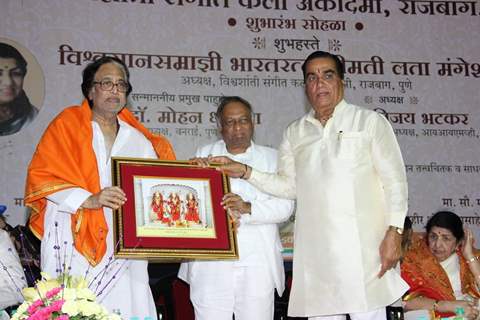 Bharat Ratna Lata Mangeshkar inaugurates the Vishwashanti Sangeet Kala Academy