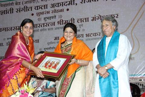 Bharat Ratna Lata Mangeshkar inaugurates the Vishwashanti Sangeet Kala Academy