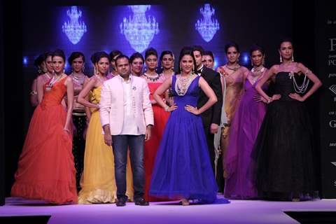 Lara Dutta walks ramp for Birdhichand Ghanshyamdas at IIJW Delhi 2013 Day 1