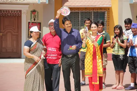 Sailesh Lodha and Nehha Mehhta with Taarak Mehata fans