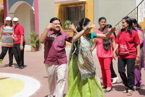 Dilip Joshi and Disha Wakani with Taarak Mehata fans