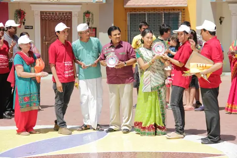 Amit Bhatt, Dilip Joshi and Disha Wakani with Taarak Mehata fans