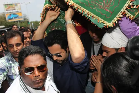 Emraan Hashmi Visits Haji Ali Dargah Before 'Ek Thi Daayan' Release