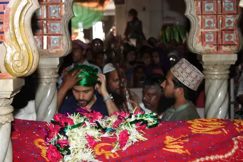 Emraan Hashmi Visits Haji Ali Dargah Before 'Ek Thi Daayan' Release