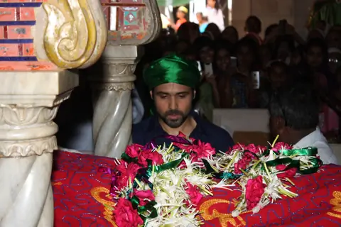Emraan Hashmi Visits Haji Ali Dargah Before 'Ek Thi Daayan' Release
