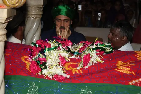 Emraan Hashmi Visits Haji Ali Dargah Before 'Ek Thi Daayan' Release