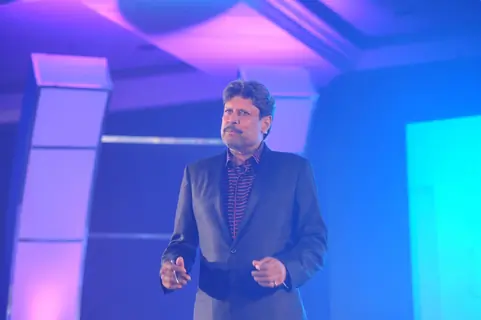 Big B & Kapil Dev unveil Siddhu's 'Sherry on Topp'